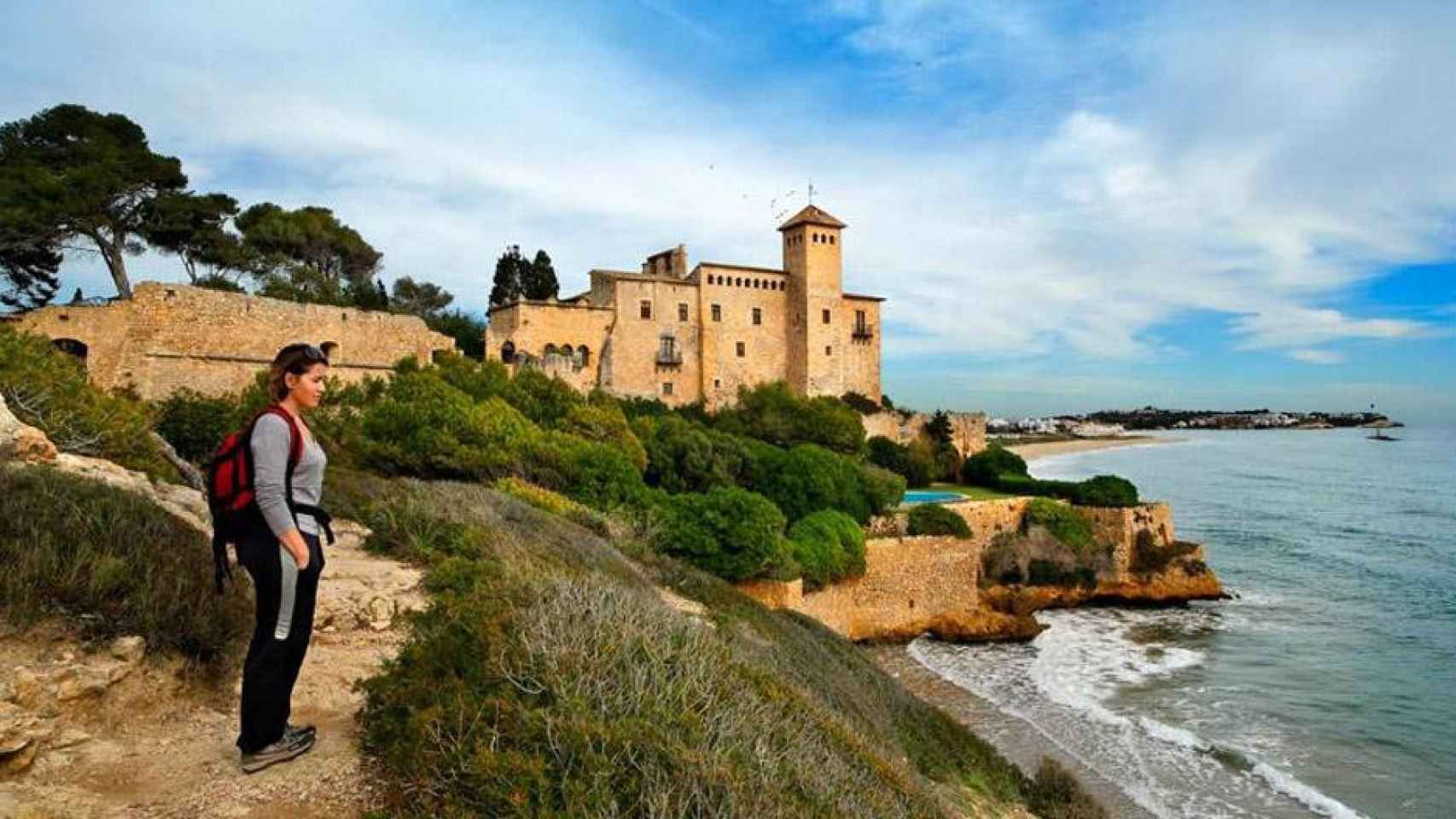 Una turista visitando la Costa Daurada / DIPUTACIÓ TARRAGONA