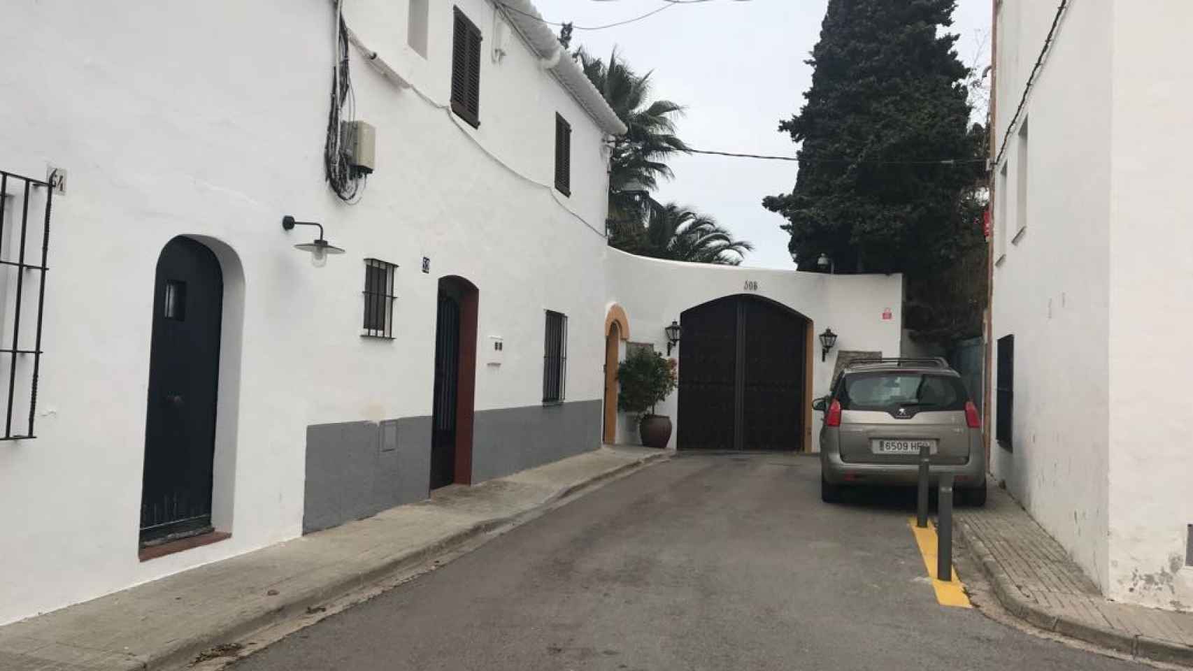 Una foto de la entrada principal de la casa de Alfonso Arús en Puigmoltó