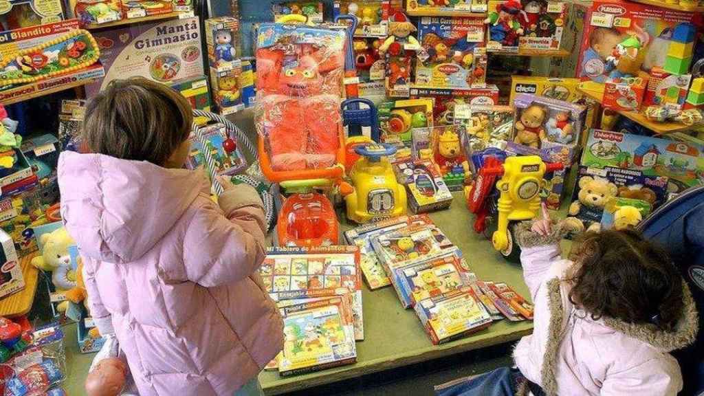 Niñas miran los juguetes expuestos en una tienda / EFE