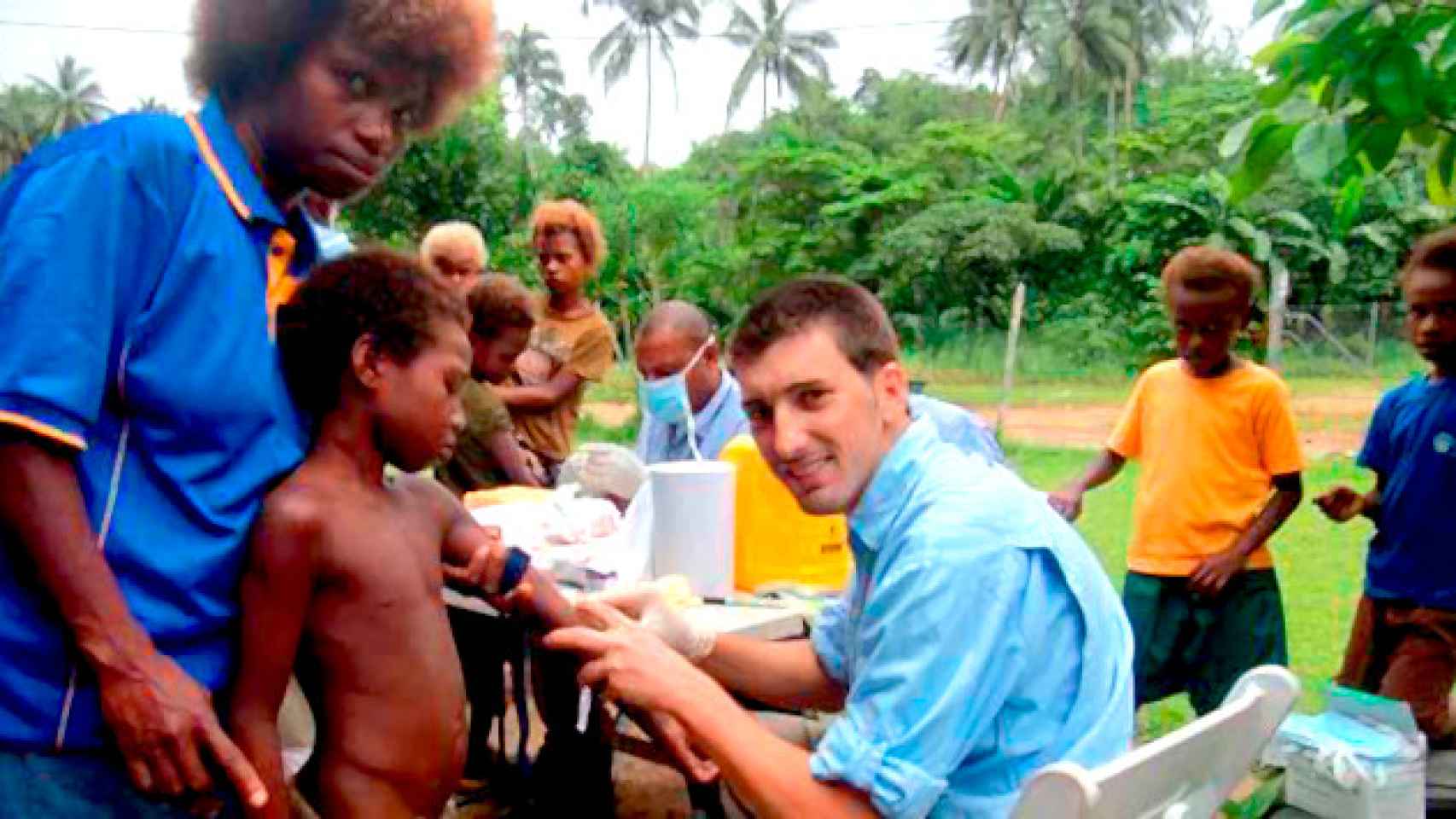 Oriol Mitjà en su labor humanitaria en Papúa Nueva Guinea / CG