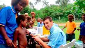 Oriol Mitjà en su labor humanitaria en Papúa Nueva Guinea / CG