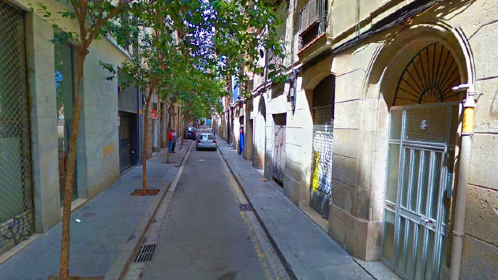 Calle del piso okupado del Raval en el que se ha producido el incendio / CG