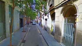 Calle del piso okupado del Raval en el que se ha producido el incendio / CG