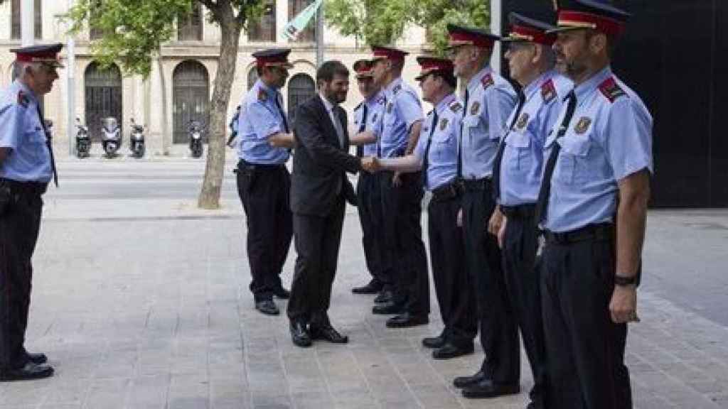 Albert Batlle saluda a un grupo de Mossos d'Esquadra en una imagen de archivo / CG