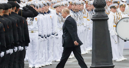 El presidente ruso Vladimir Putin asiste al Desfile Naval Principal que conmemora el Día de la Marina Rusa en San Petersburgo - EFE/ANATOLY MALTSEV