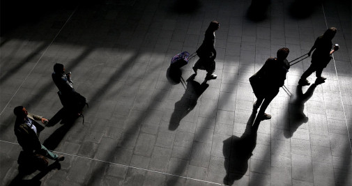 Viajeros en la estación Kings Cross de Londres, Reino Unido - EFE/NEIL HALL