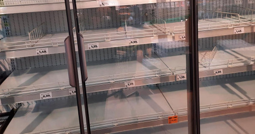 Un supermercado con las estanterías vacías / EP