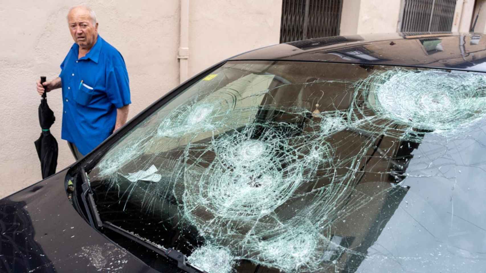 El parabrisas de un coche destrozado por el granizo, un daño que en ocasiones el seguro no cubre / EFE