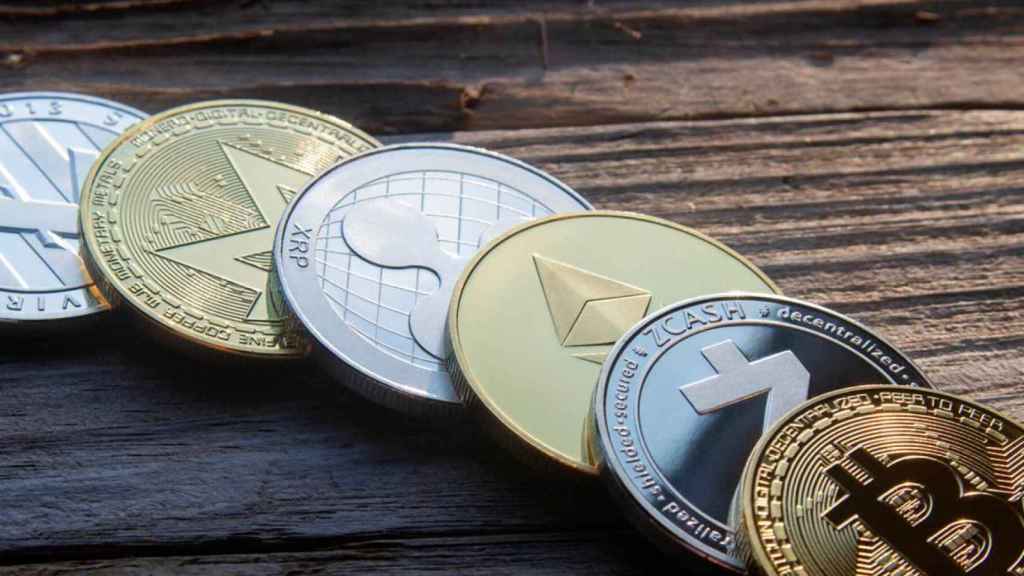 Monedas con los símbolos de algunas de las criptomonedas más conocidas / RAKETA