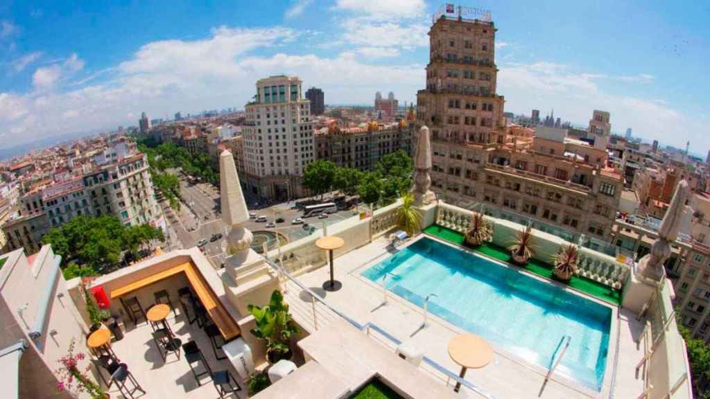 Imagen de la zona de piscina del Hotel Palace Barcelona / CEDIDA