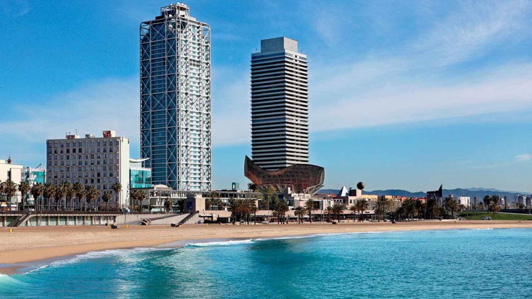 El Hotel Arts (i), junto a la Torre Mapfre en el frente marítimo de Barcelona / CG