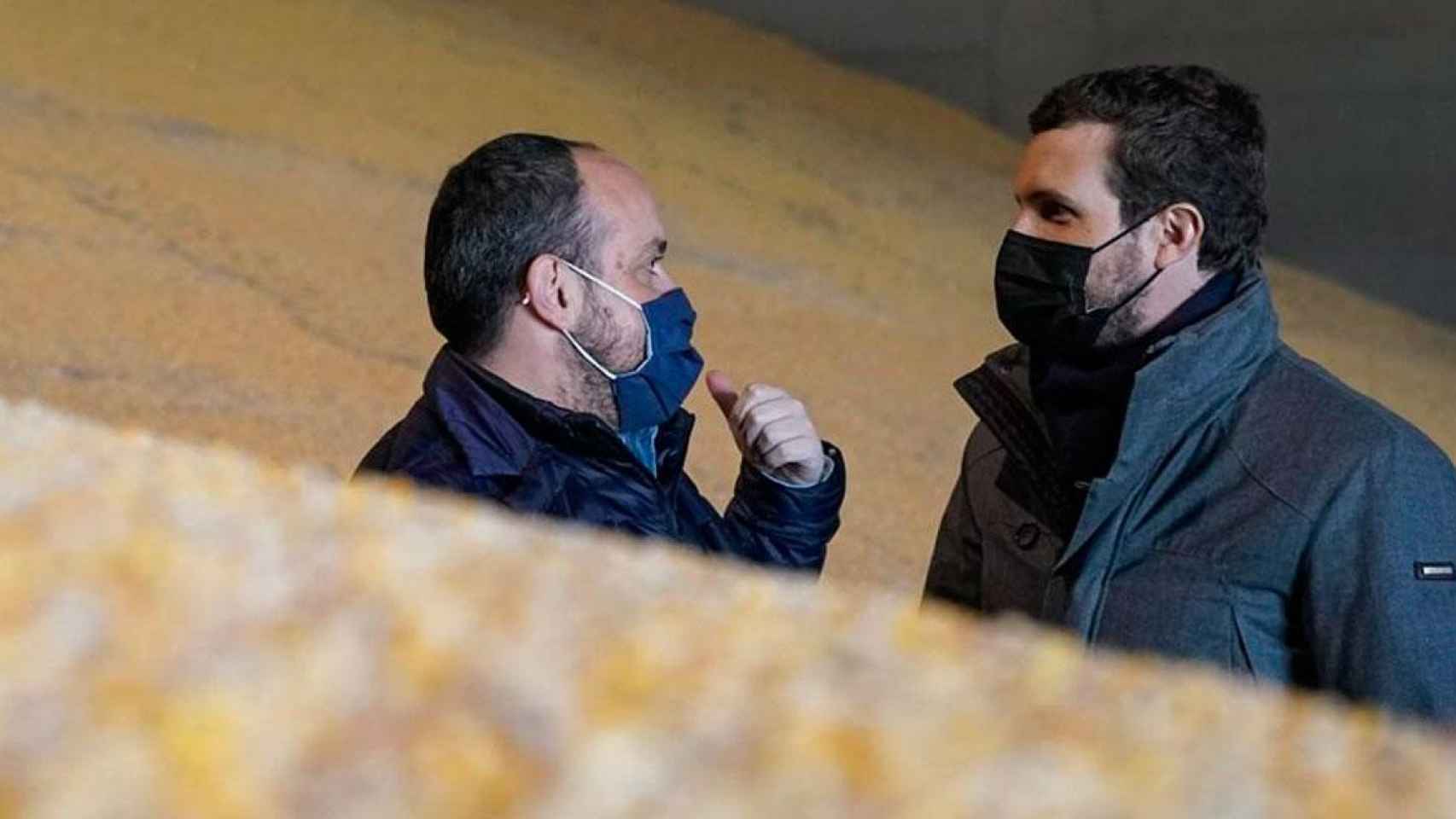 El presidente del PP, Pablo Casado (d), junto al líder del partido en Cataluña, Alejandro Fernández (i), en una visita en Lleida / EP