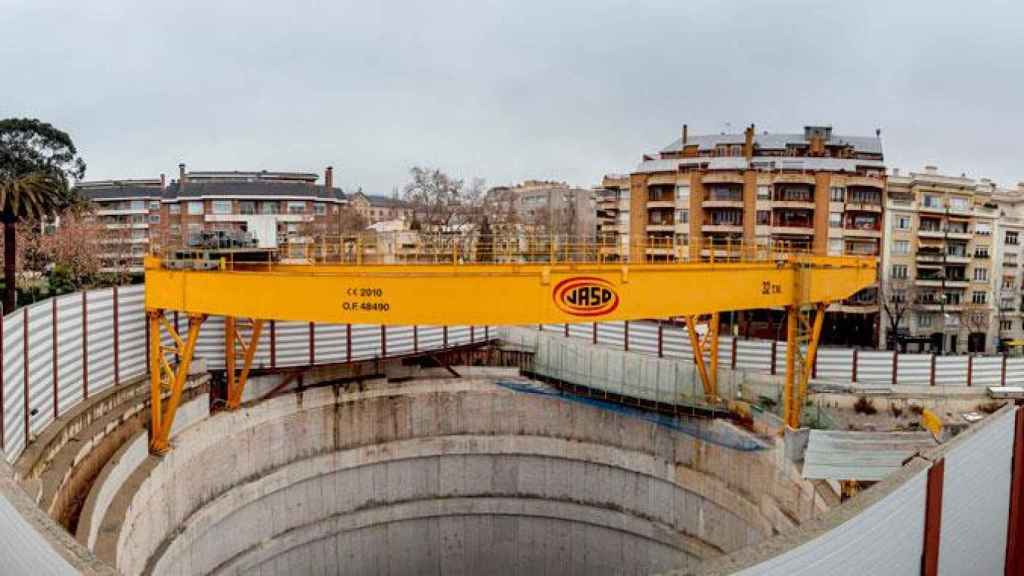 Uno de los pozos de la L9, otra línea de Metro que la Generalitat construye en la ciudad de Barcelona / EE