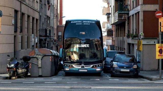 Un autocar en una calle de Barcelona / MA