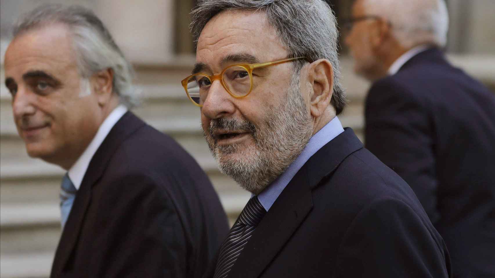 Narcís Serra acompañado por su abogado Pau Molins y por el exdirector general, Adolf Todó, a su llegada a la Audiencia de Barcelona / EFE