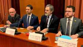 El vicepresidente de Economía, Pere Aragonés (d), junto al consejero de Territorio y Sostenibilidad, Damià Calvet (2i), en la comisión de ATLL / CG