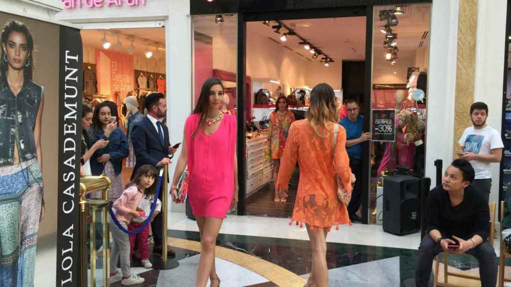 Modelos frente a una tienda de Lola Casademunt