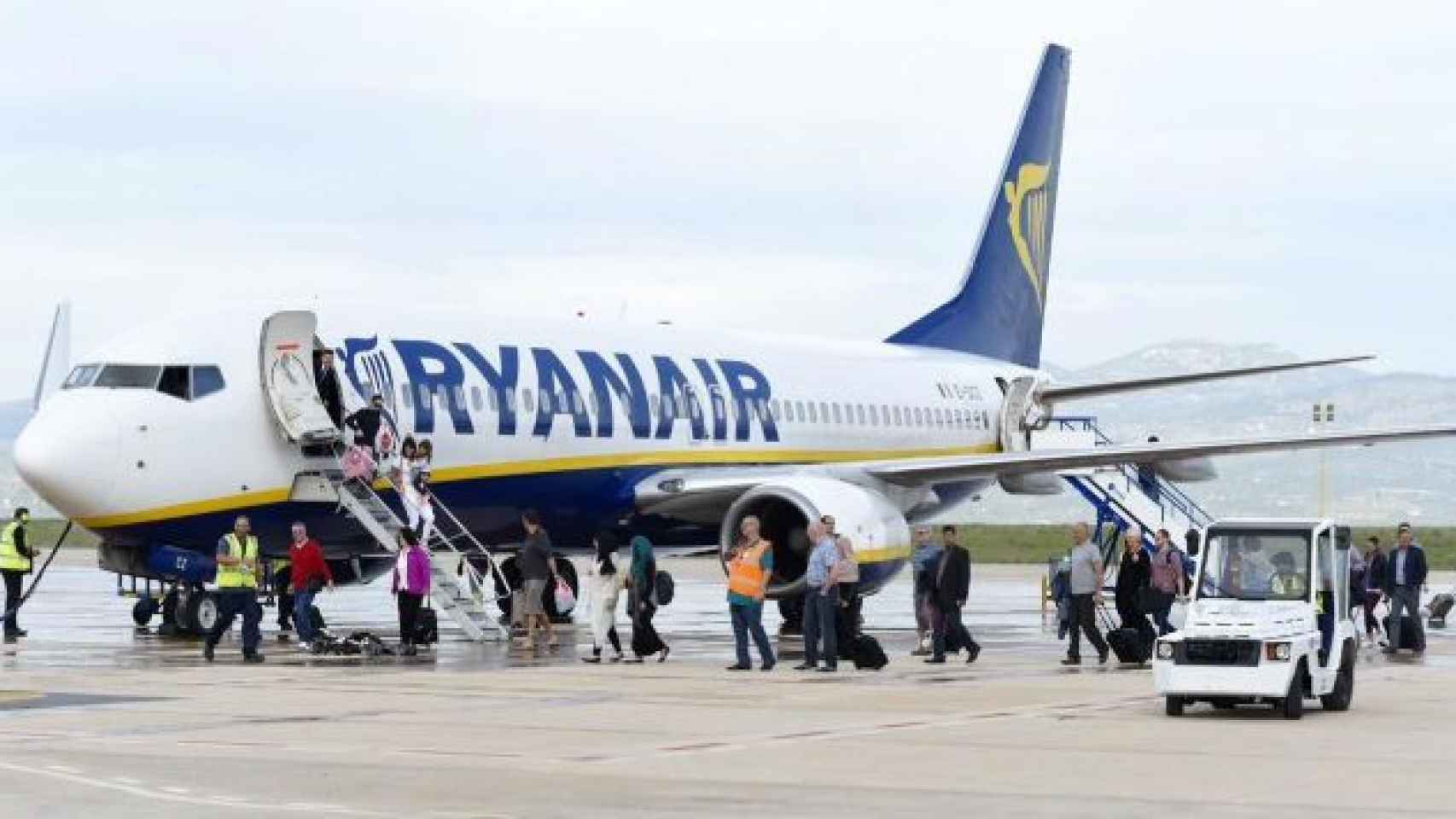 Una aeronave de Ryanair en el aeropuerto de Castellón con pasajeros embarcando ⁄ EFE