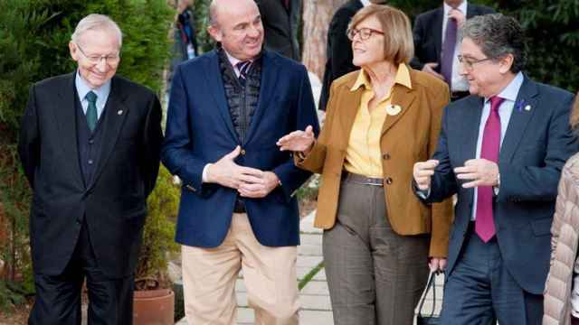 Luis de Guindos entre Miquel Valls y Anna Balletbó en S'Agaró. A la derecha, Enric Millo, delegado del Gobierno en Cataluña / EFE