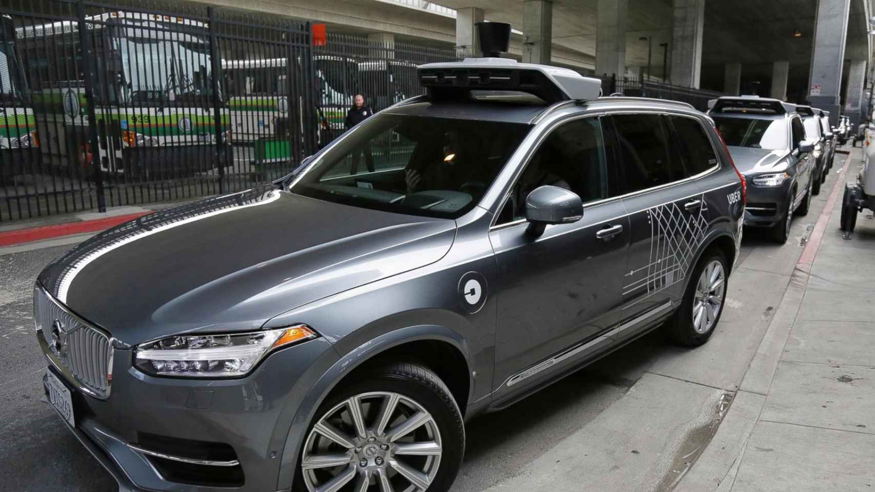 Varios coches autónomos de Uber aparcados en fila / CG