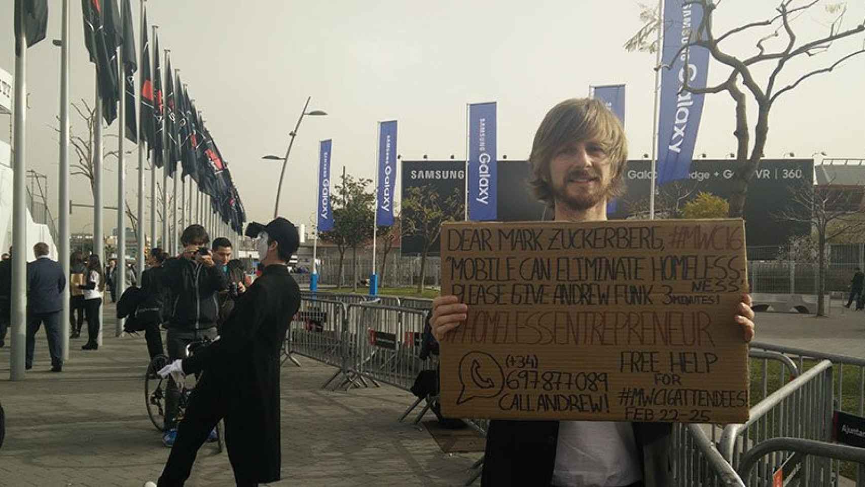 Este joven se ha presentado en Barcelona para pedir tres minutos del tiempo de Zuckerberg.