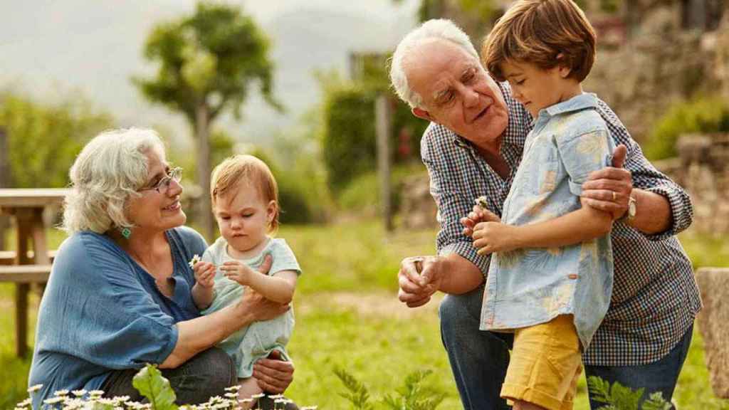 Dos abuelos con sus nietos, un salto generacional / UNSPLASH