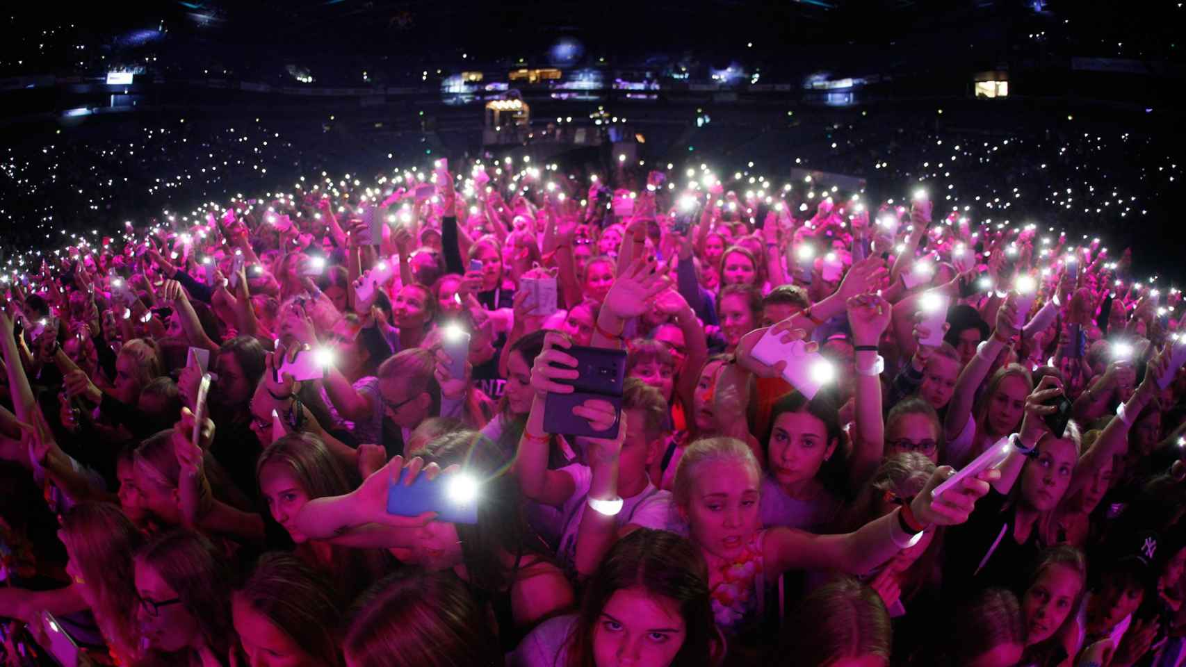 Miles de aficionados de YouTube se han dado cita en Madrid para ver en directo a los reyes de la red / TUBECON