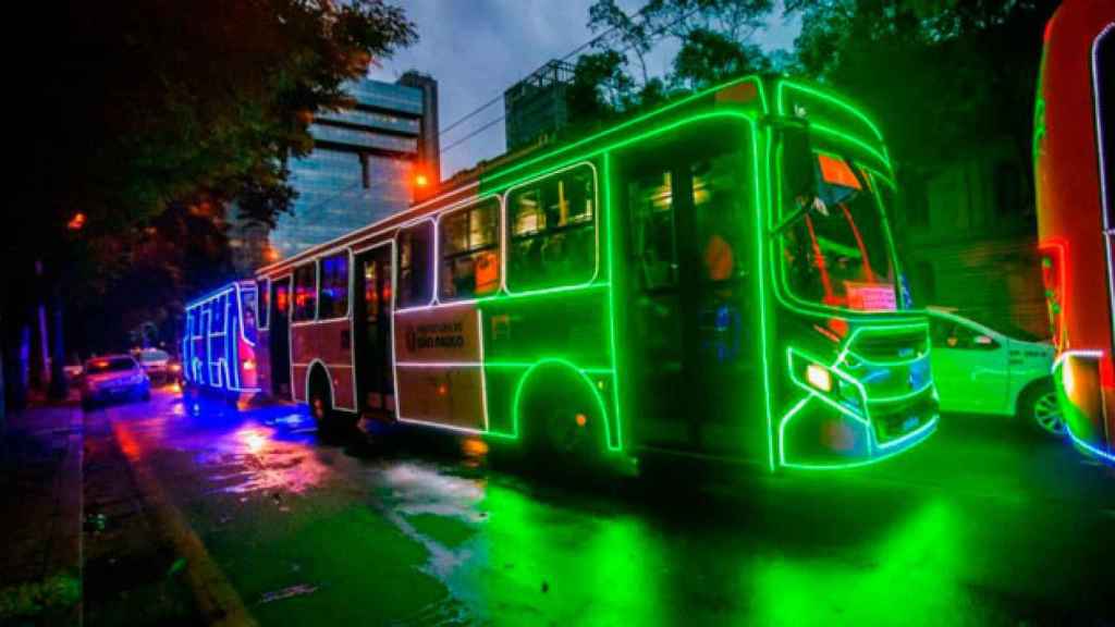 Un autobús brasileño decorado con luces de Navidad / AP IMAGES