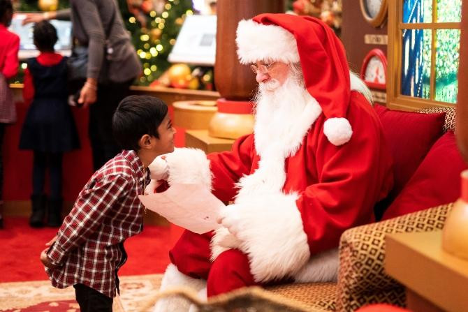 Niño hablando con Papá Noel a la manera tradicional / Drz en UNSPLASH