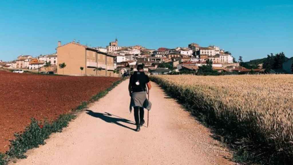 Peregrino del Camino de Santiago antes de comer en uno de los restaurantes / Jon Tyson en UNSPLASH