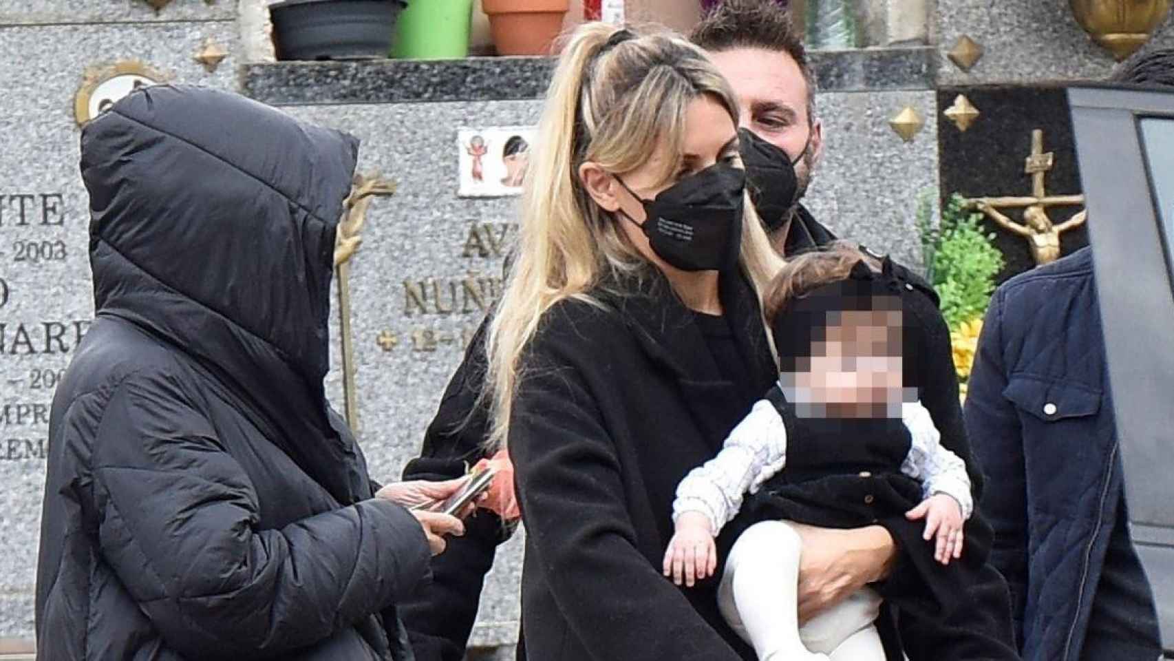 Edurne, con su hija Yanay, en el entierro de su abuelo / EP