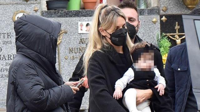 Edurne, con su hija Yanay, en el entierro de su abuelo / EP