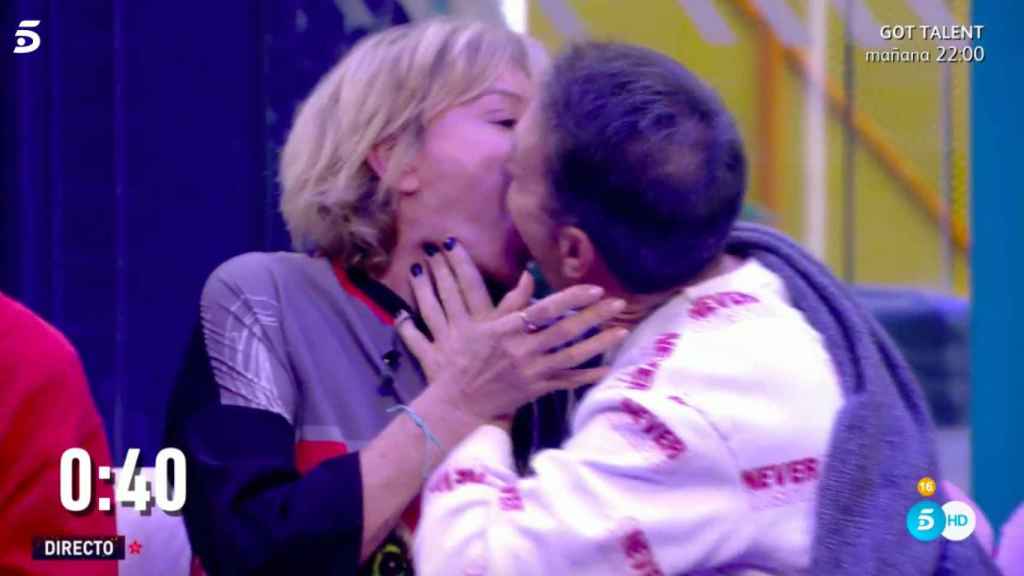 Mila Ximénez y el Maestro Joao se pasan un hielo con la boca / MEDIASET