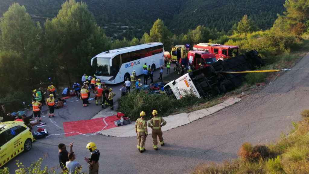 Apuntan a la imprudencia en el vuelco de un autocar en Rubió (Barcelona) / BOMBERS