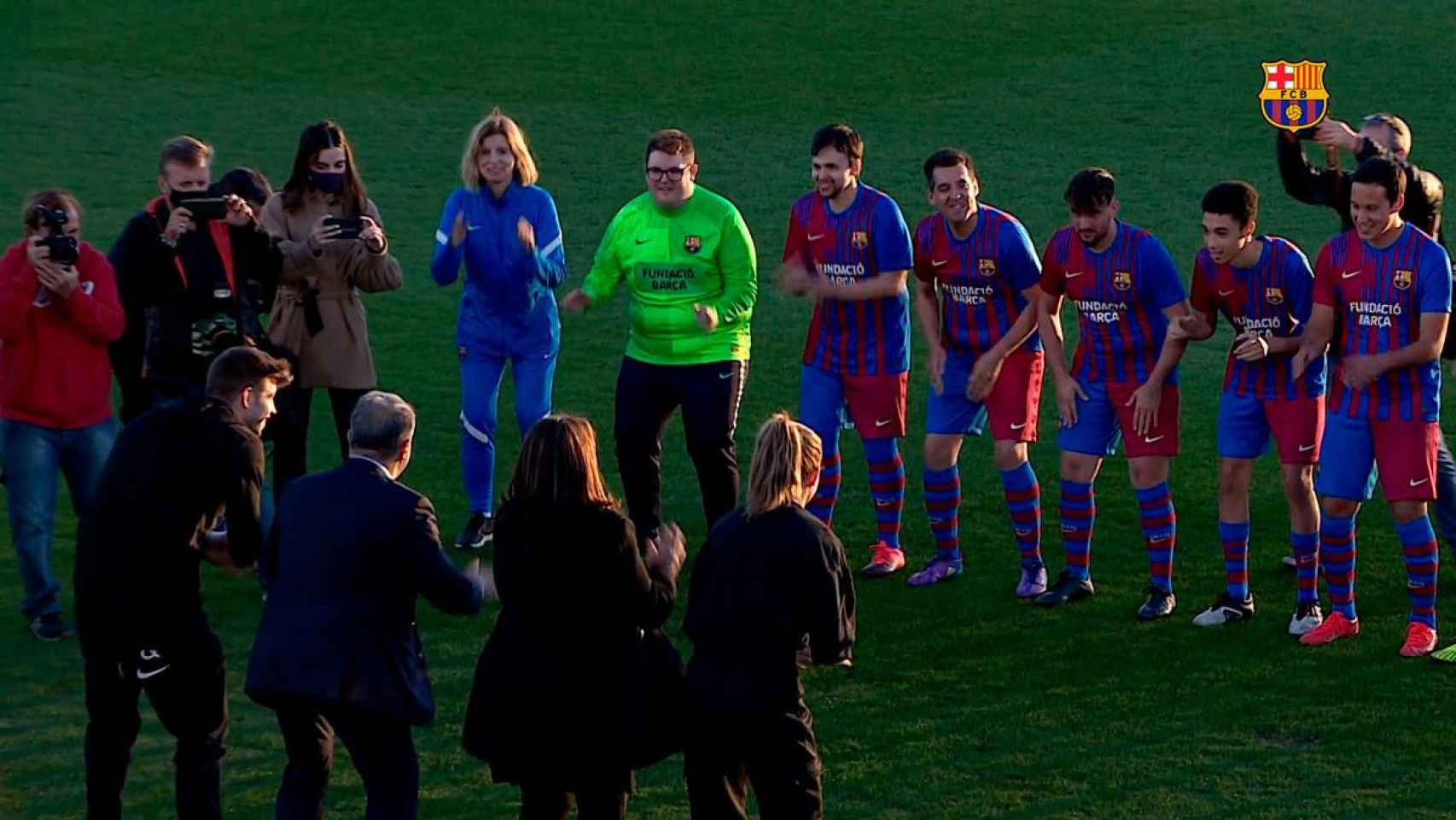 Piqué y Laporta se animan a bailar un Haka