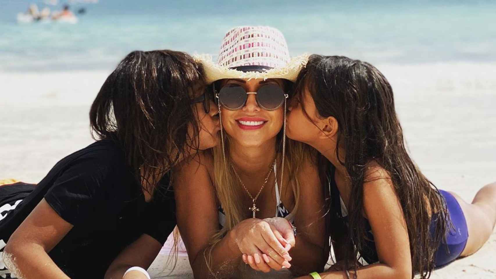 María Teresa Matus en la playa con sus dos hijos