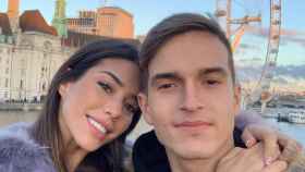 Nadia Avilés abraza a Denis Suárez delante del London Eye / INSTAGRAM