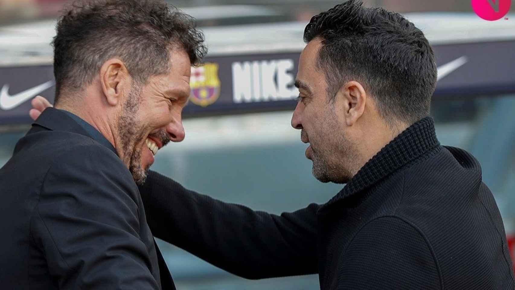 Xavi Hernández junto a Simeone / EFE