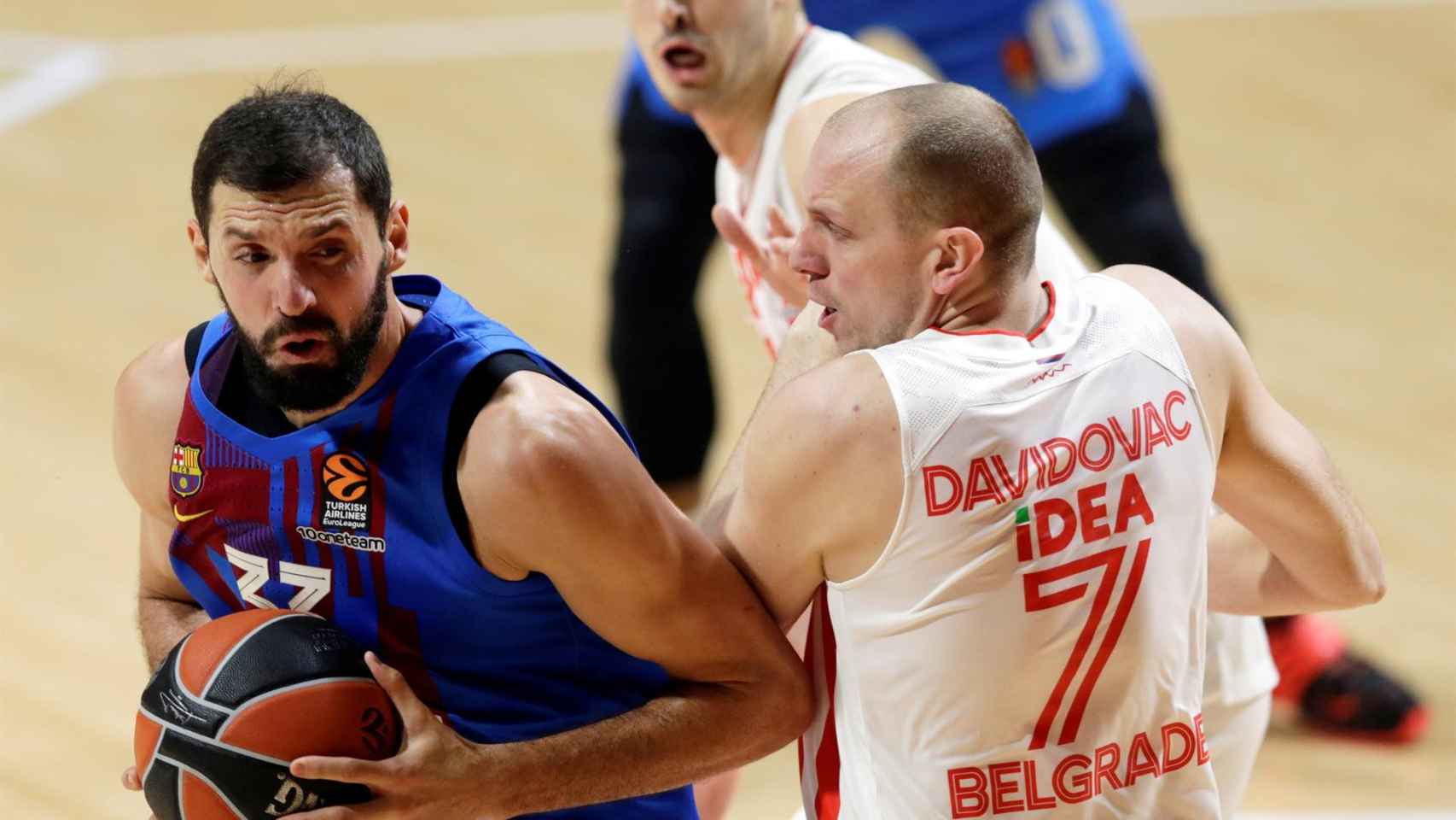 Nikola Mirotic intenta lanzar a canasta ante el Estrella Roja, en Belgrado / EFE