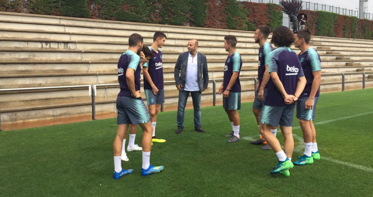 Xavier Vilajoana conversando con los jugadores del Barça B / FC Barcelona