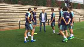 Xavier Vilajoana conversando con los jugadores del Barça B / FC Barcelona