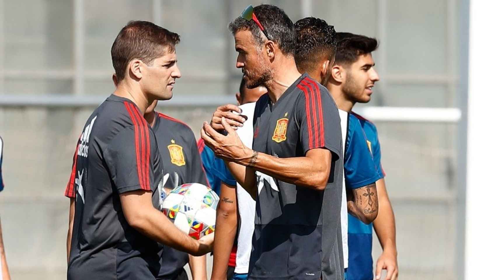 Robert Moreno y Luis Enrique en un entrenamiento de la Roja / EFE