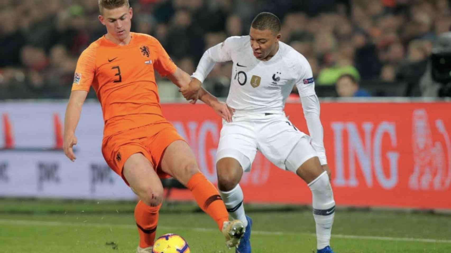 Una foto de Matthijs De Ligt y Kyllian Mbappé durante el Holanda - Francia / Twitter