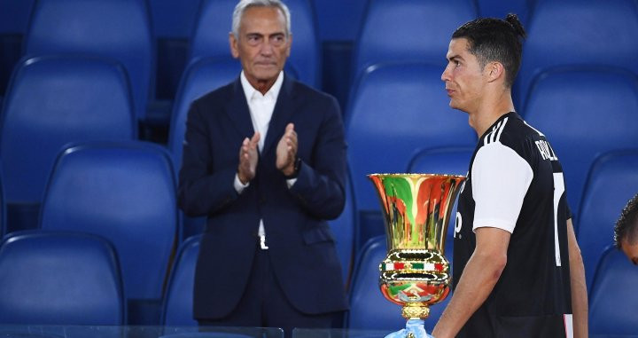 Cristiano Ronaldo pasando por delante de la Coppa de Italia / EFE