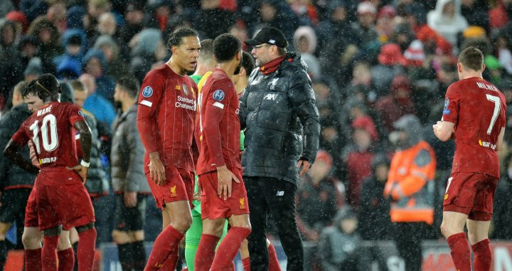 Klopp animando a sus jugadores tras caer eliminados / EFE