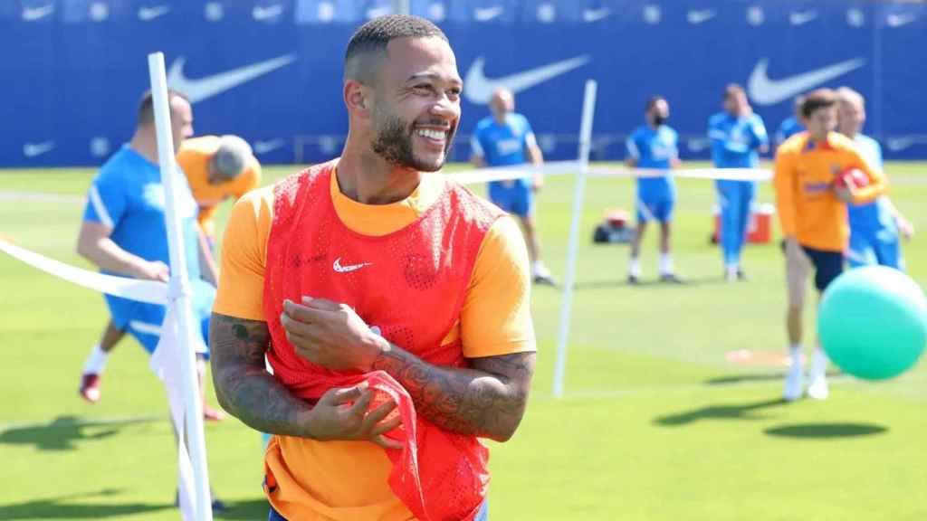 Memphis, feliz, en uno de los últimos entrenamientos del Barça de Xavi / FCB