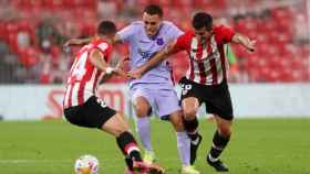 Dest, en una disputa de balón en el Athletic-Barça de la segunda jornada / FCB