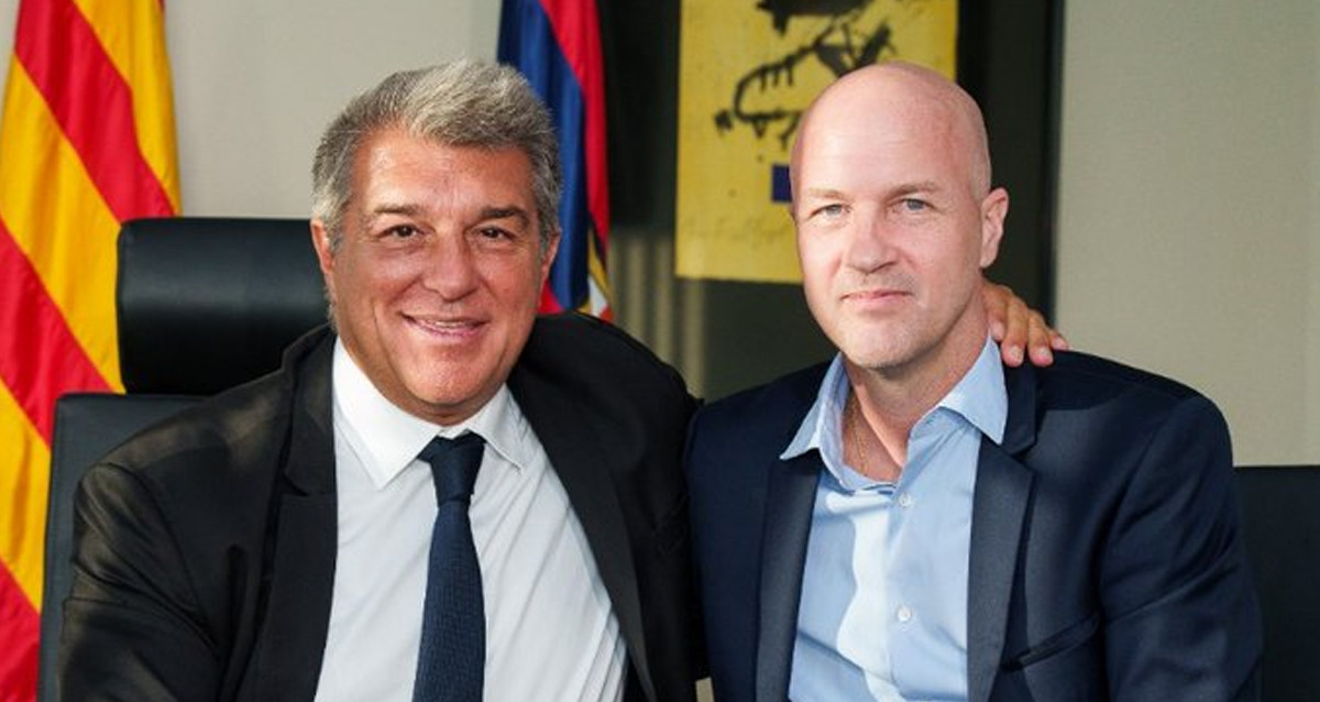 Joan Laporta y Jordi Cruyff, tras firmar el contrato que vincula al neerlandés como director deportivo del Barça / FCB