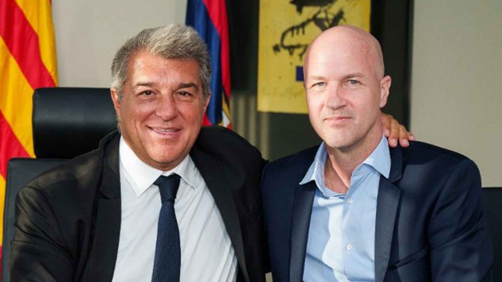 Joan Laporta y Jordi Cruyff, tras firmar el contrato que vincula al neerlandés como director deportivo del Barça / FCB