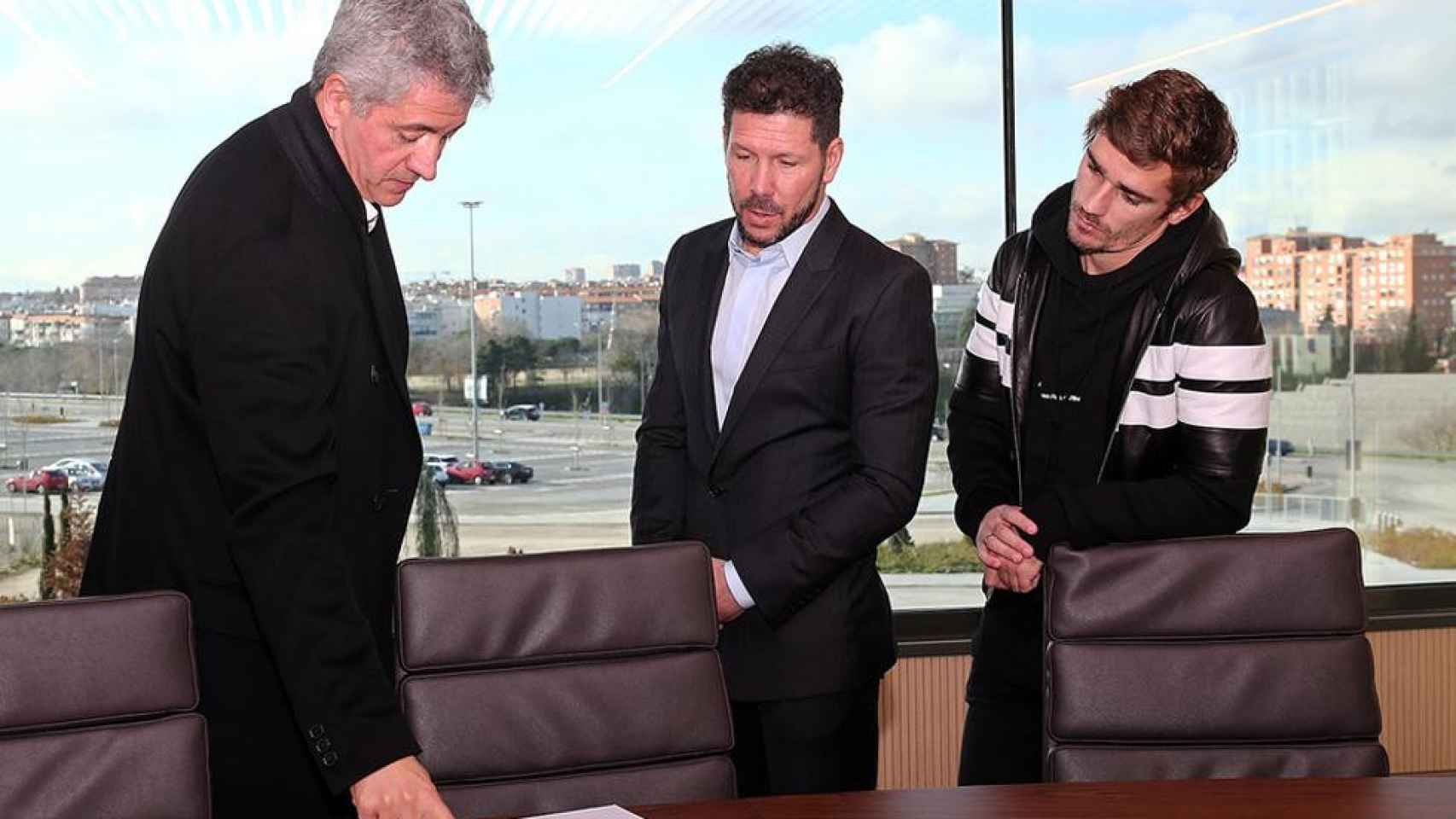 Gil Marín, el Cholo Simeone y Griezmann en una reunión / Atlético de Madrid